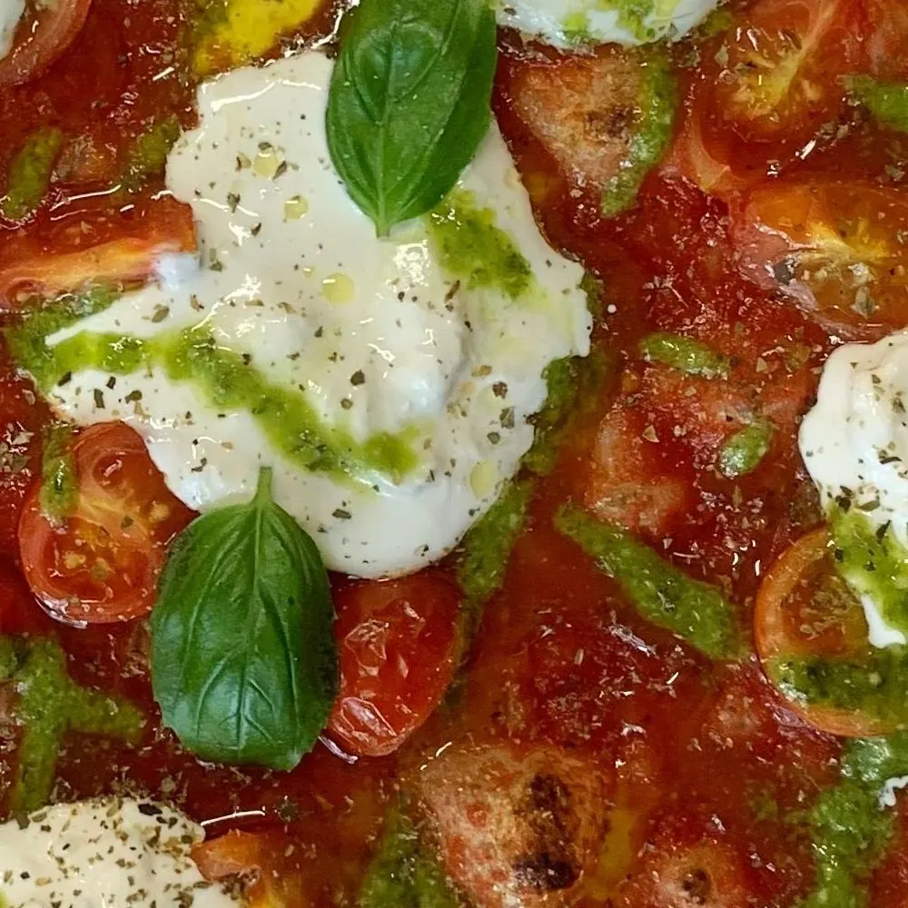 Stracciatella e basilico da vicino