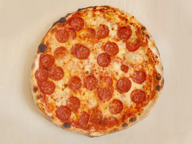Pizza Salamino intera vista dall’alto, con salame piccante e mozzarella filante