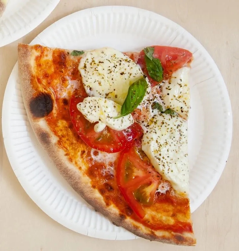 Trancio con pomodoro fresco, mozzarella a fette, origano e basilico