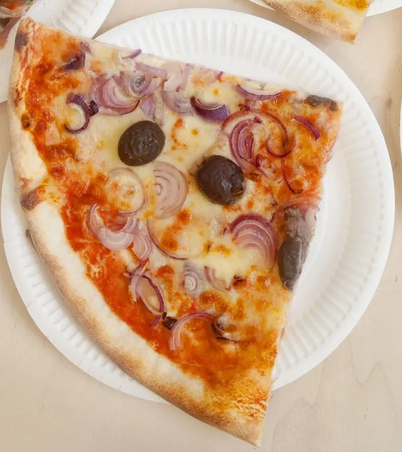 Trancio di pizza con cipolla rossa e olive