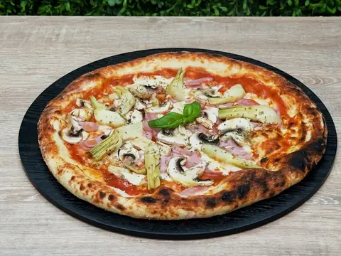 Pizza 4 stagioni (foto indicativa)