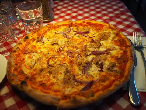 Pizza Tonno e cipolla (foto indicativa)