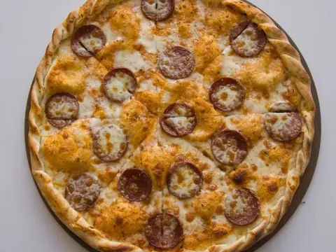 Pizza Würstel (foto indicativa)